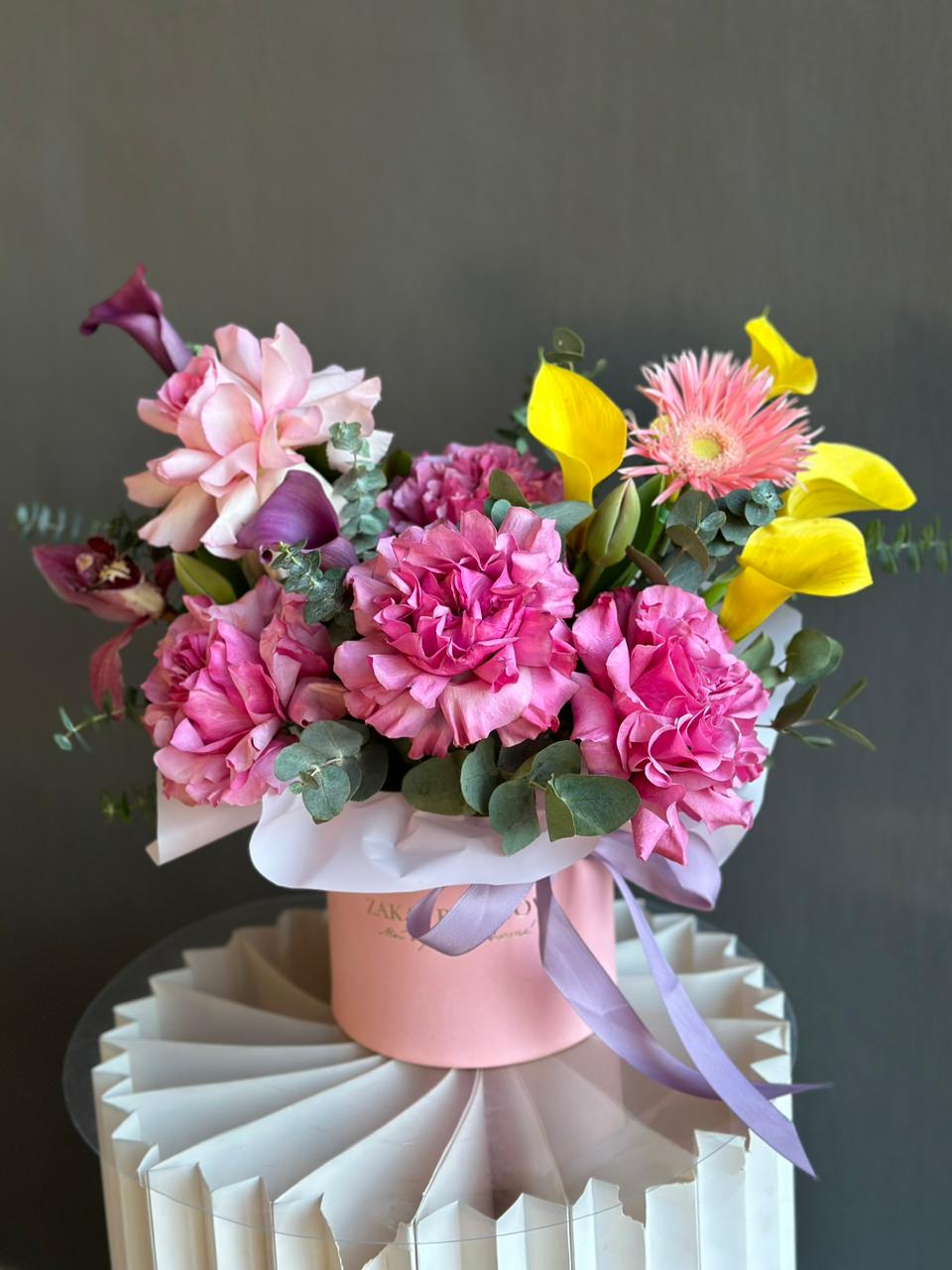 Композиция "Amethystic" из роз, гербер, калл и эвкалипта