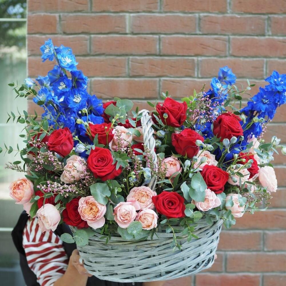 Композиция "Agniya" с дельфиниумом, розами и зеленью в корзине