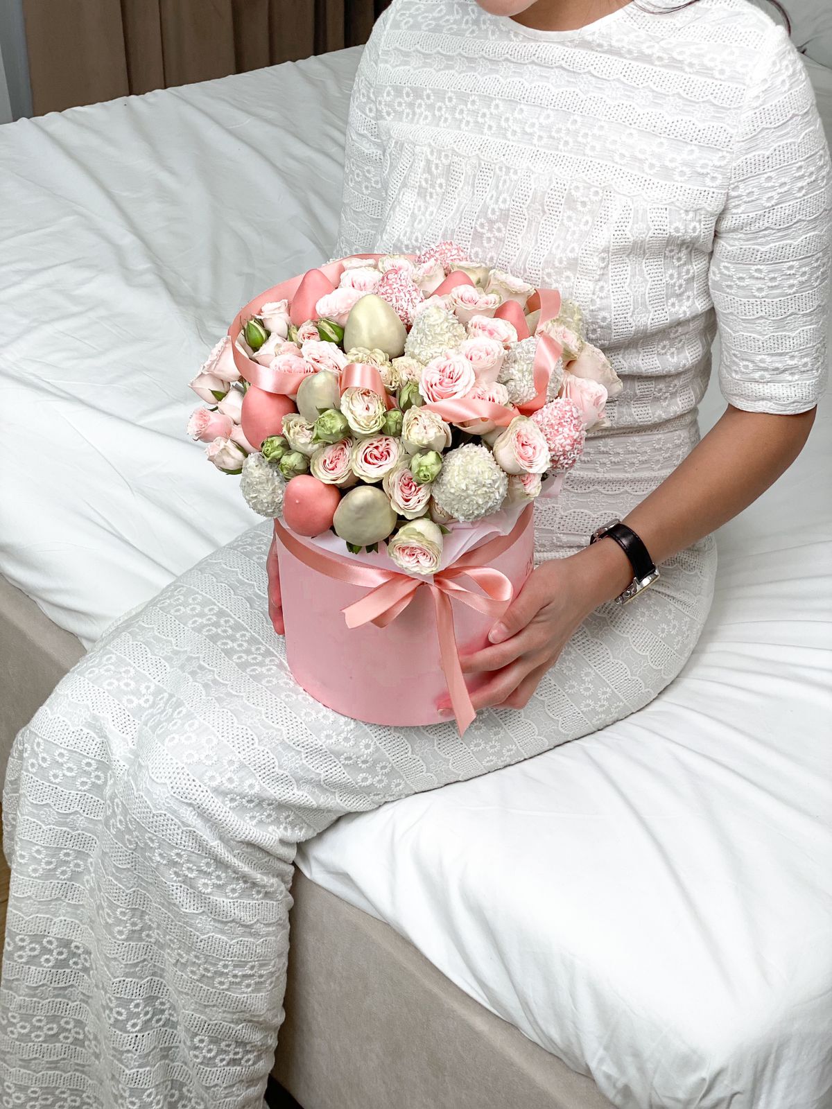 Клубничный бокс с цветами "Энн"