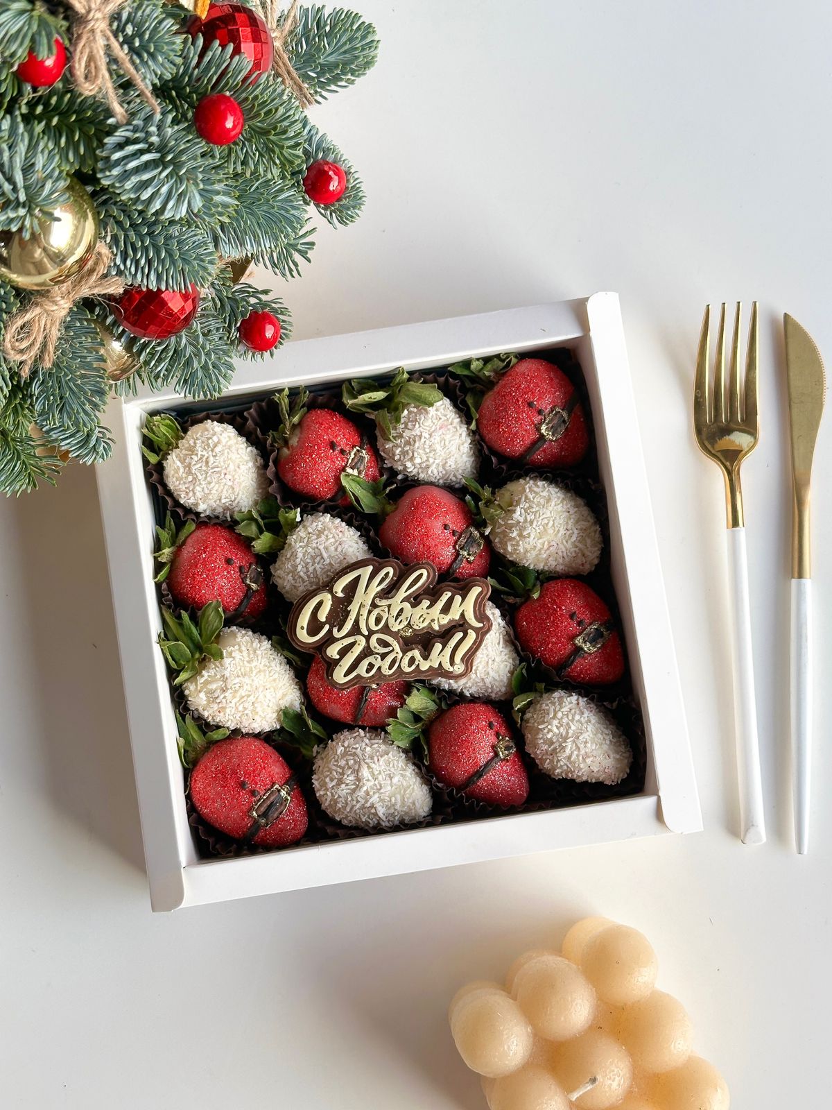 Клубничный бокс "ХоХоХо" клубника в итальянском шоколаде в новогоднем оформлении