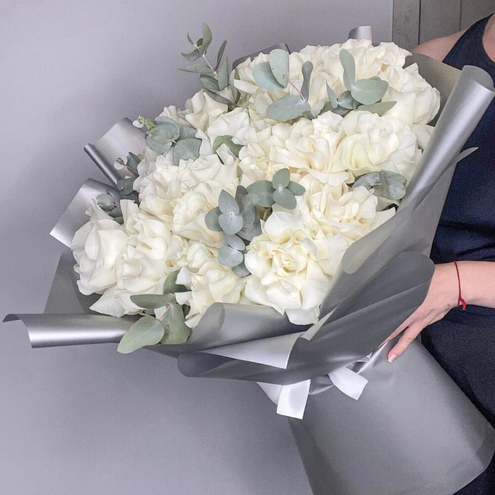 Букет из 25 голландских роз с эвкалиптом