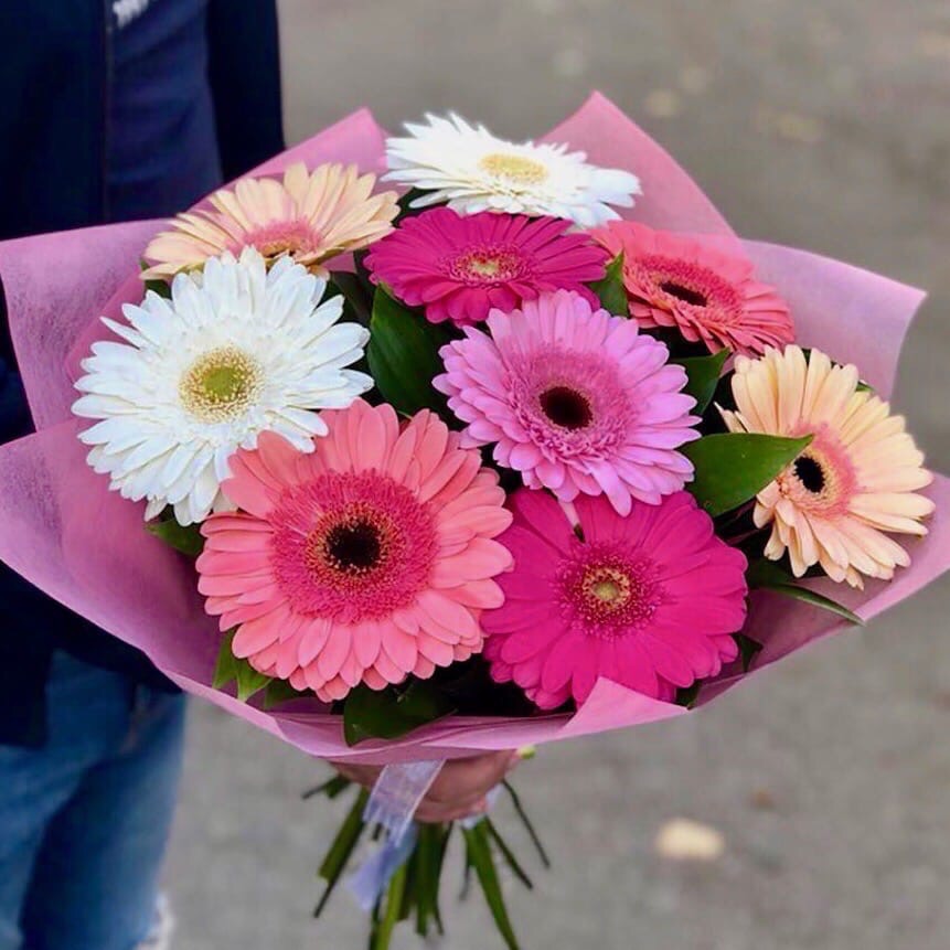 Букет из 9 гербер с рускусом