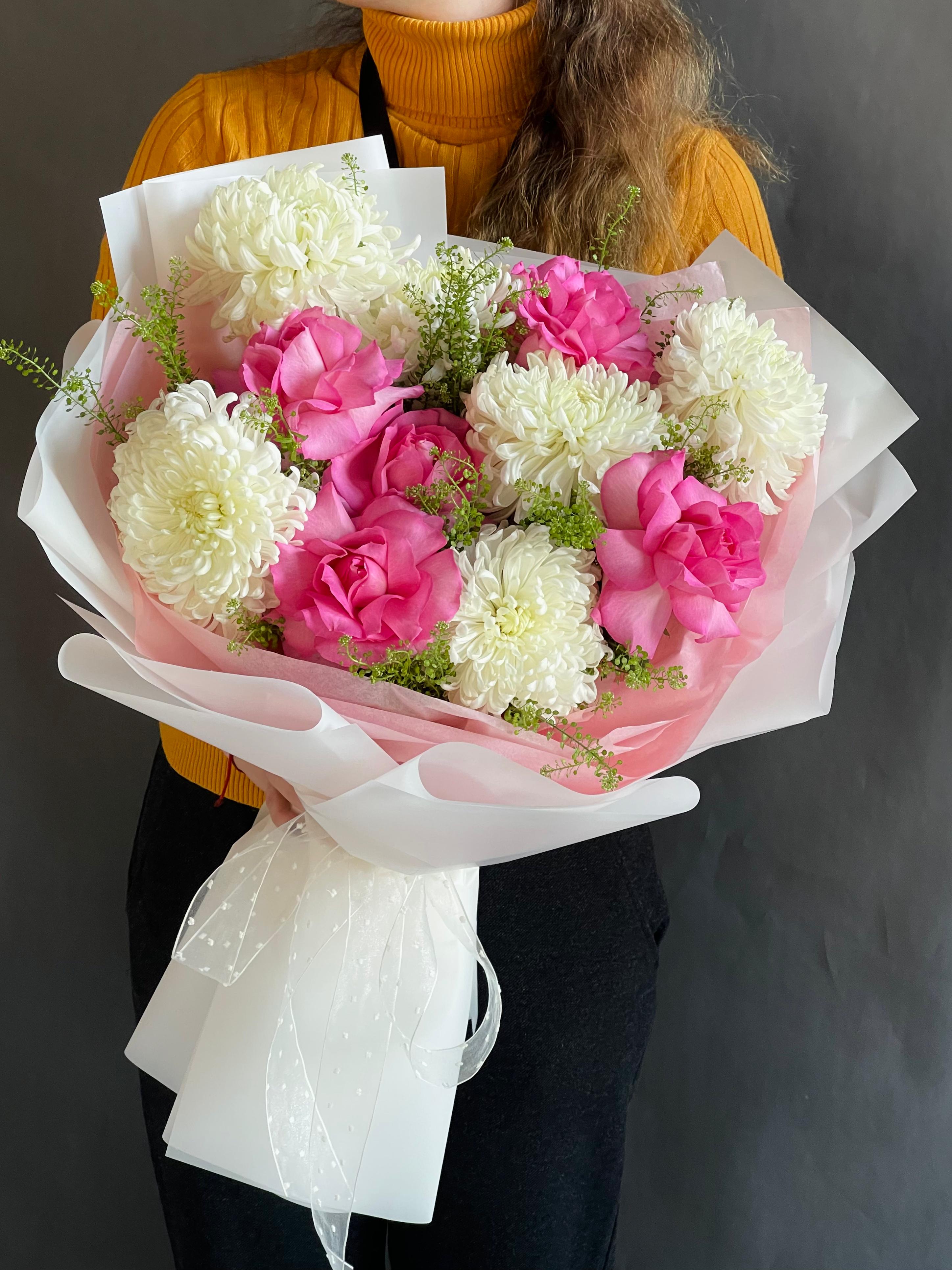 Композиция "Midnight Serenity" из роз и крупноголовых хризантем