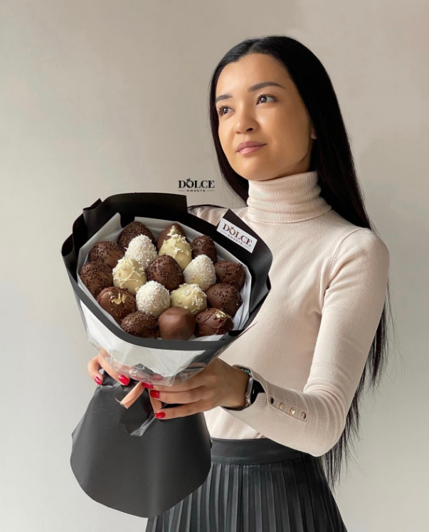  Клубничный букет «Восторг» клубника в белом и молочном шокладе