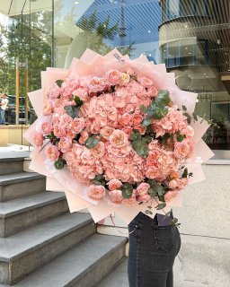 Букет "Aesthetic" М из гортензий и пионовидных спрей роз