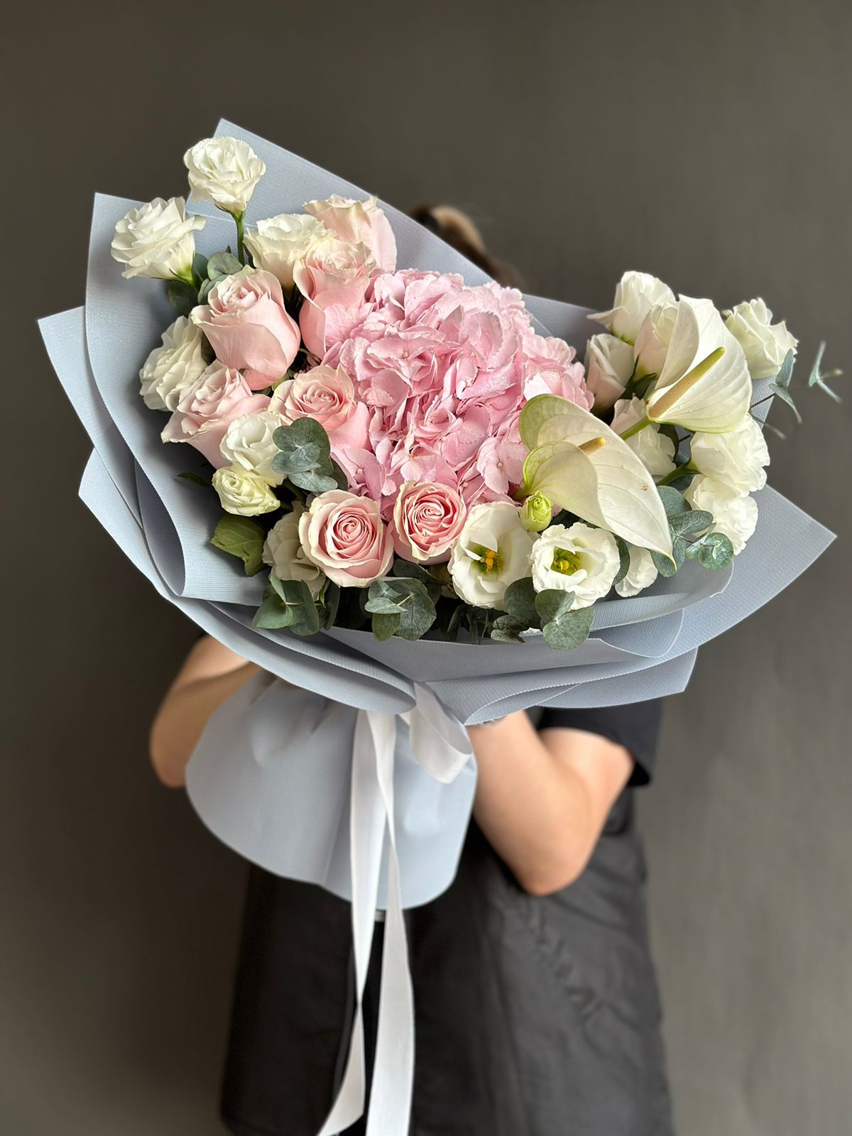 Композиция "Waltz" из роз, лизиантусов, гортензии и антуриума