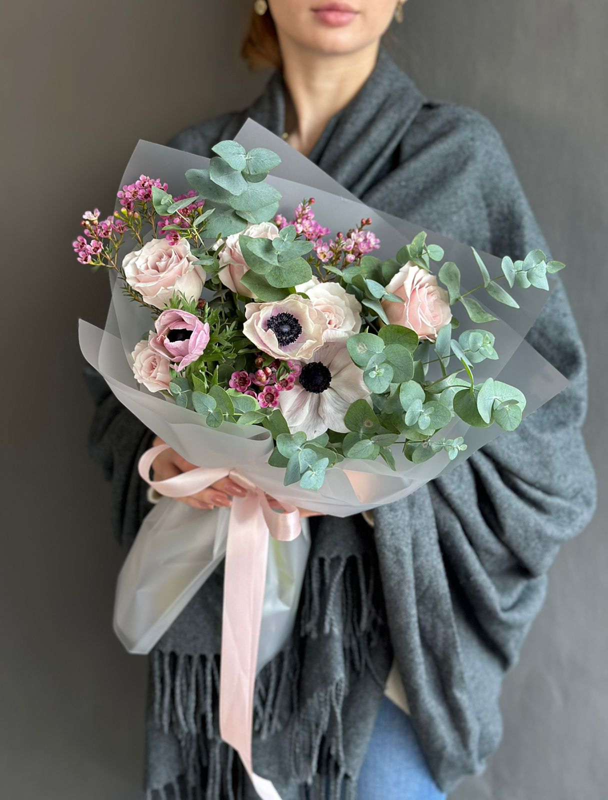 Букет "Звездное утро" из роз, анемонов  вакса