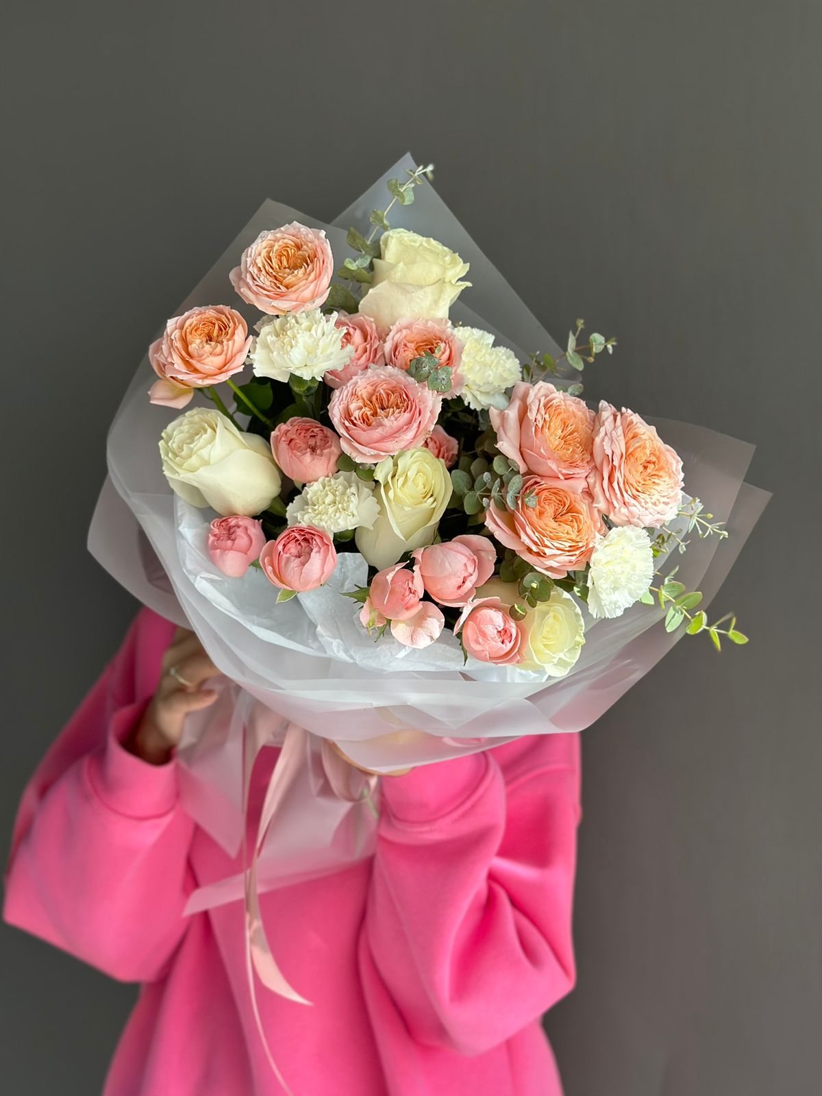 Композиция "Агатания" из роз и гвоздик