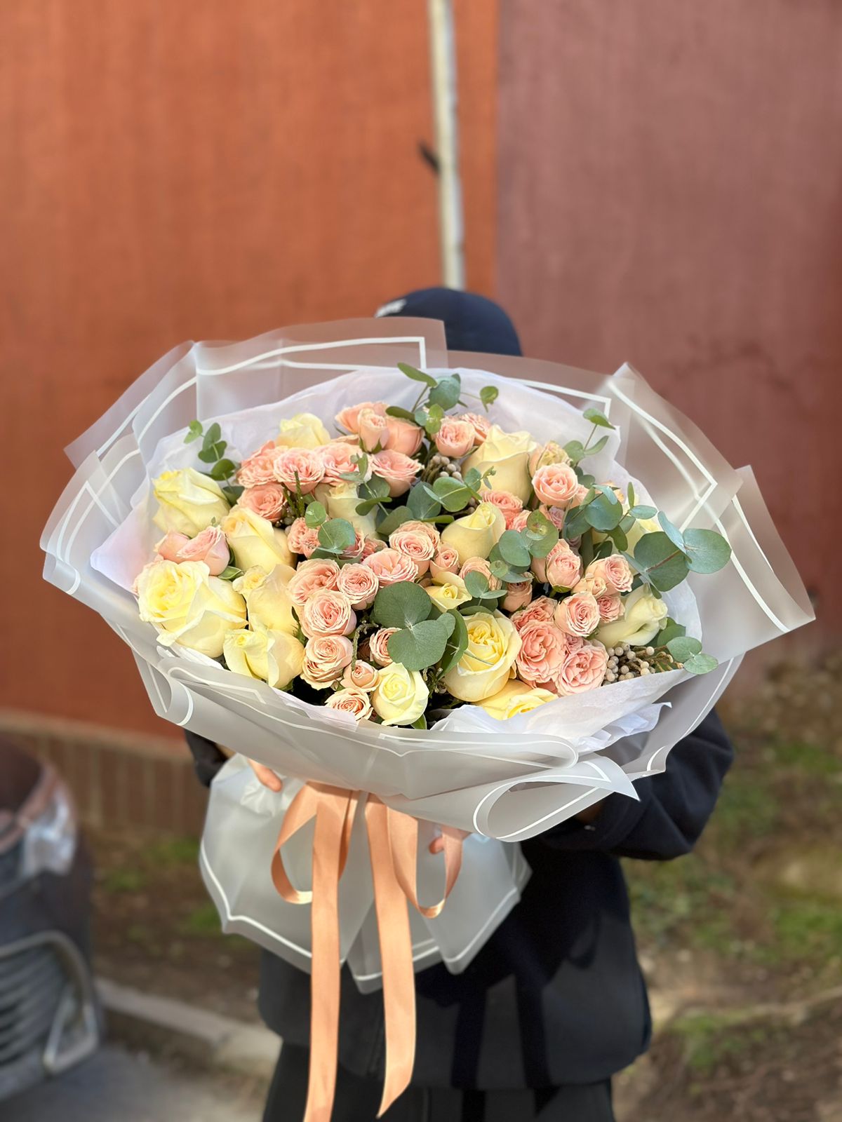 Букет "Нежный рассвет" из роз, брунии и эвкалипта 