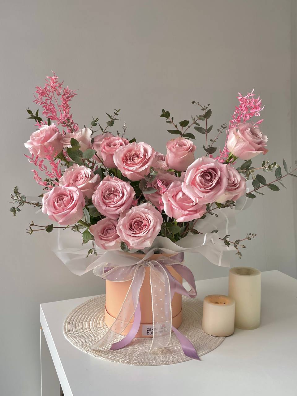 Композиция "Art Roses" с розами и рускусом в коробке