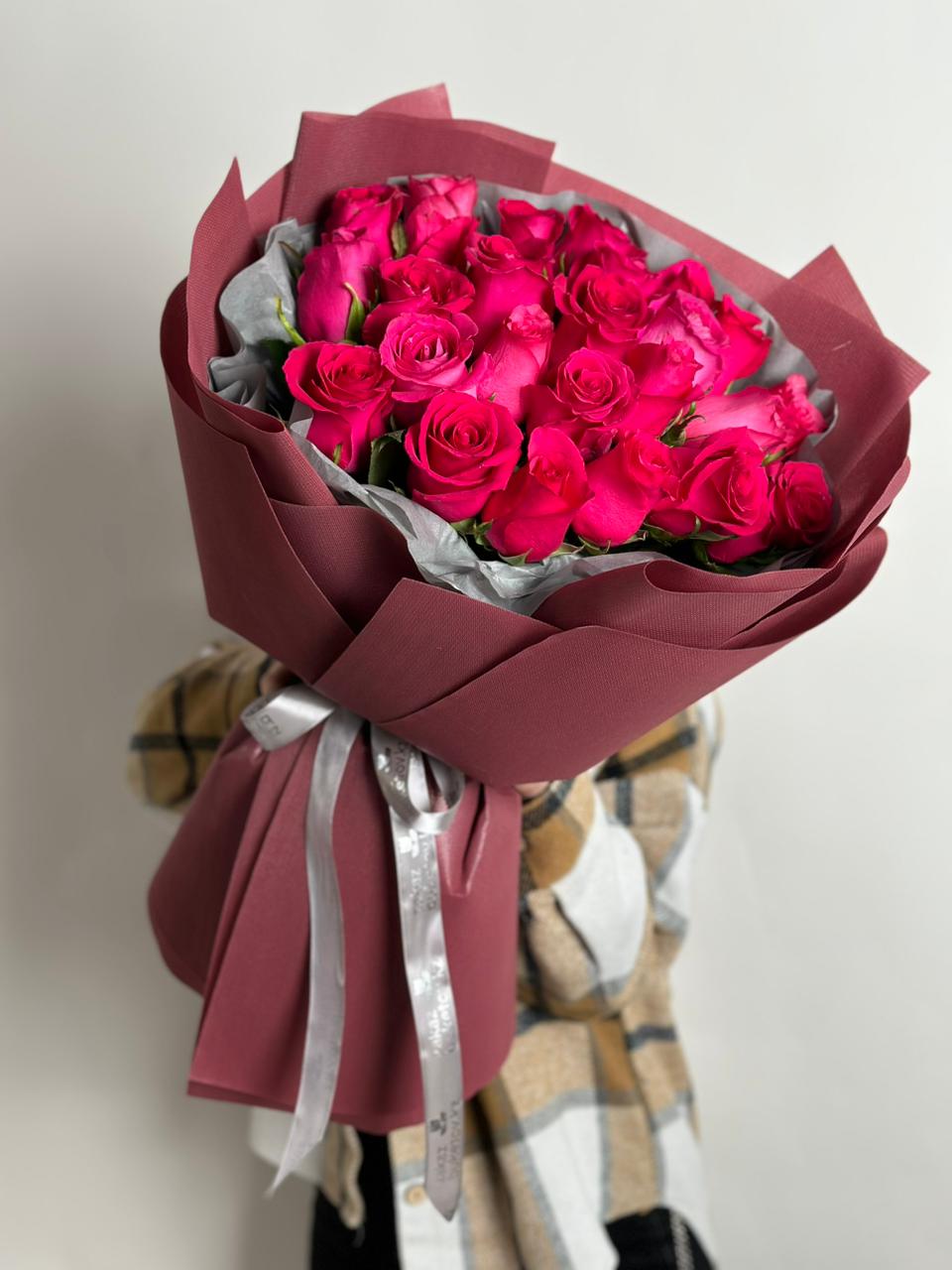 Букет "Искрящаяся страсть" из 25 малиновых роз