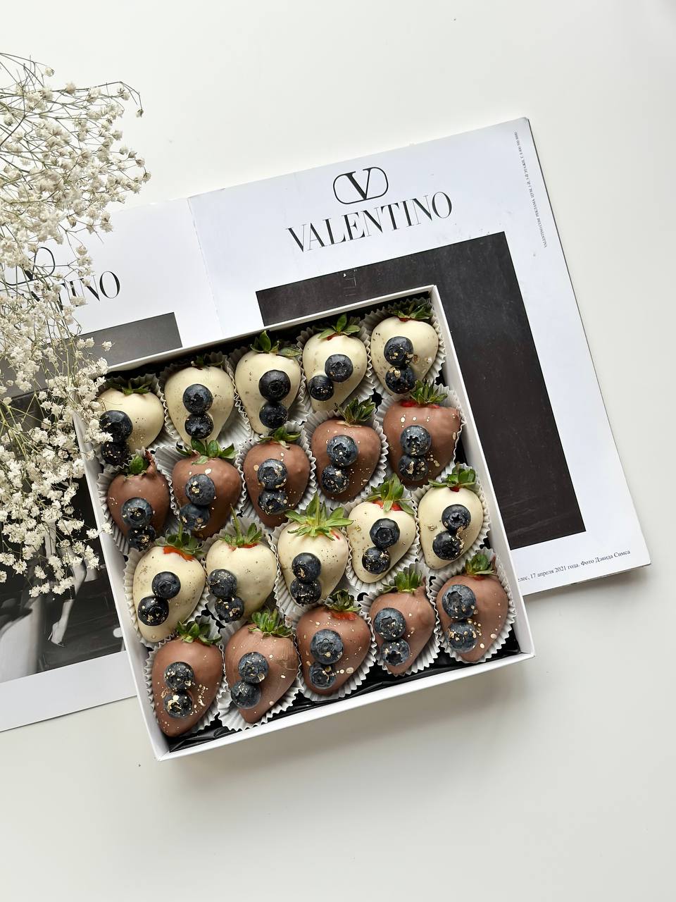 Клубничный бокс "Berry" клубника в молочном и белом итальянском шоколаде