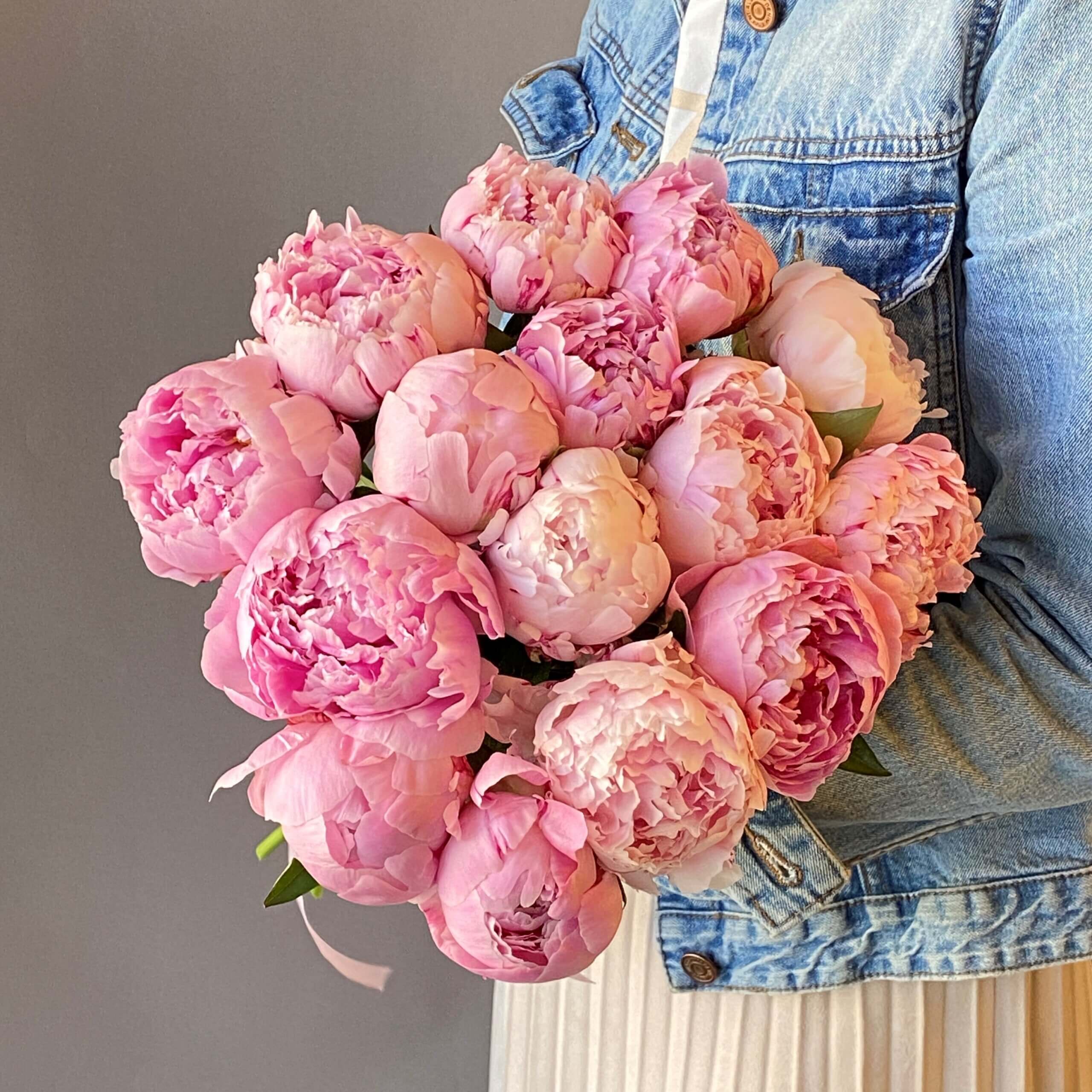 15 розовых голландских пионов с лентой