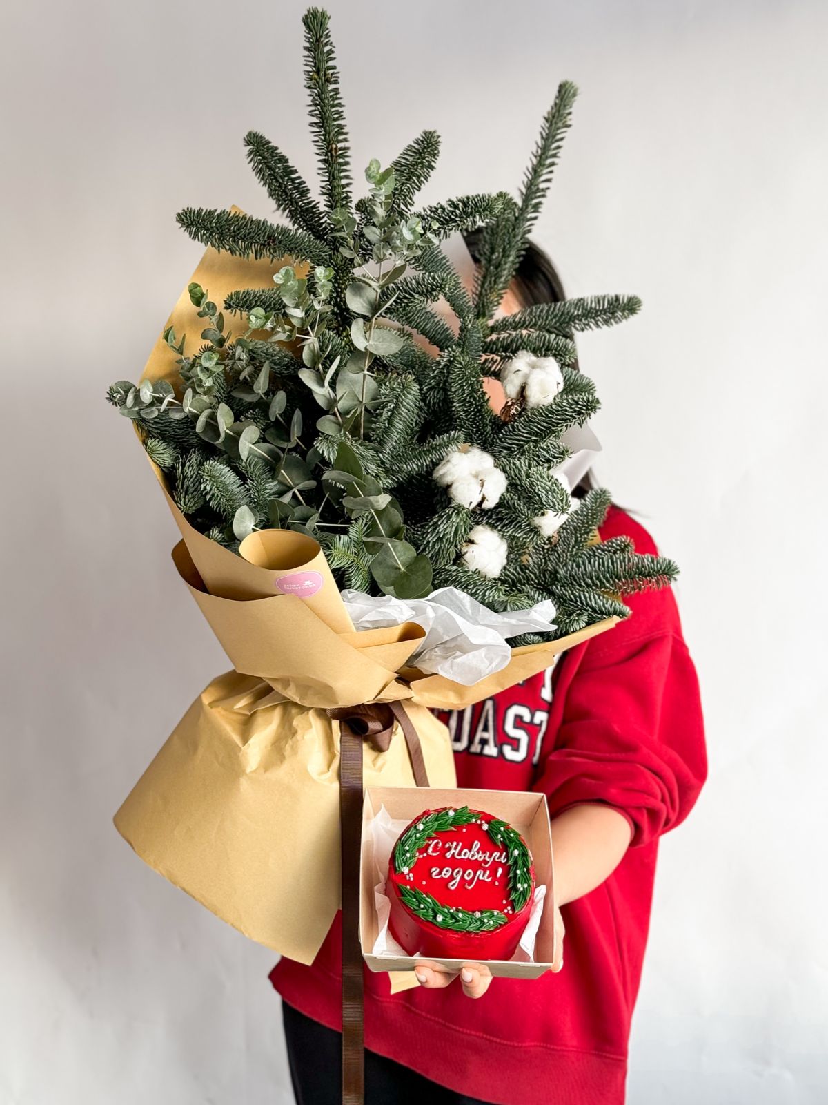 Сет "Sweet Tinsel" букет из нобилиса и бенто тортик