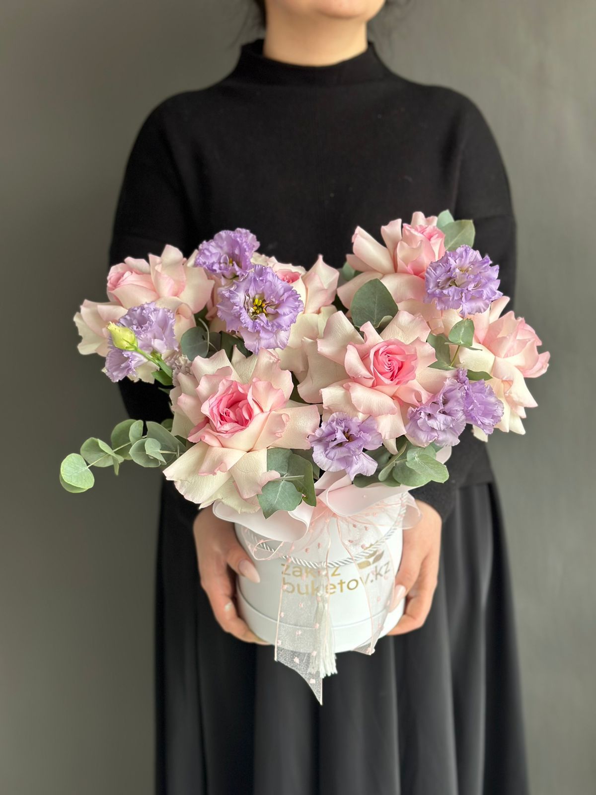 Композиция "Violet melody " из лизиантусов и роз в коробке