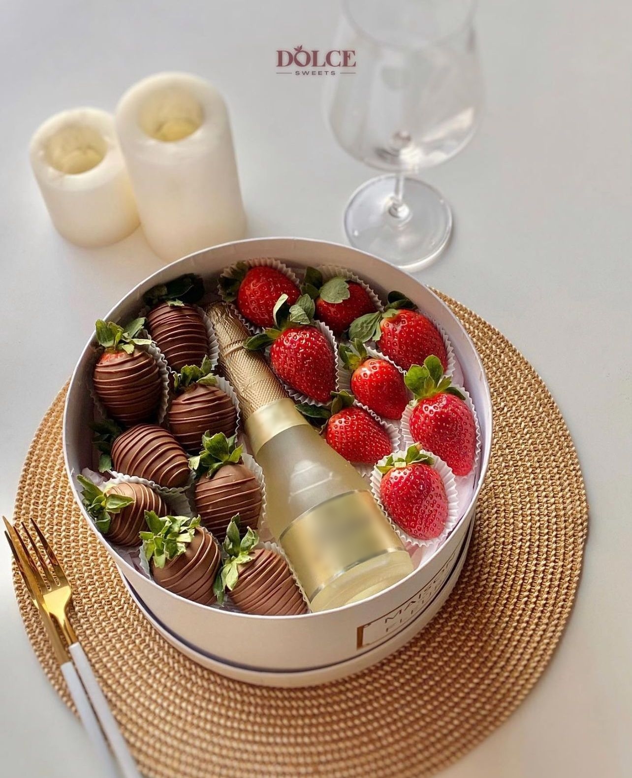 Клубничная коробка "Рубин" дуэт свежей клубники и в молочном шоколаде с шампанским