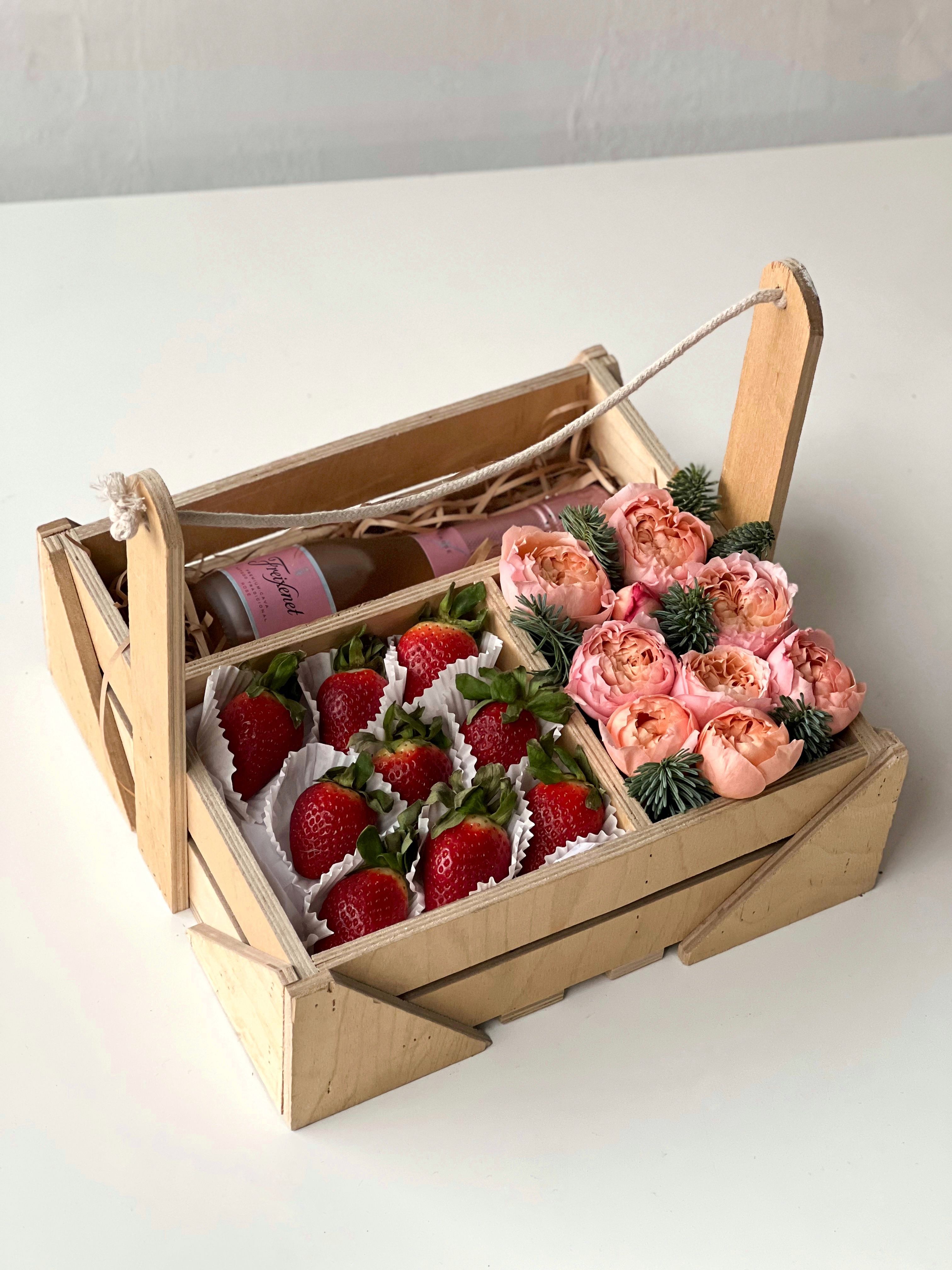 Клубничный ящик "Нежный сюрприз"