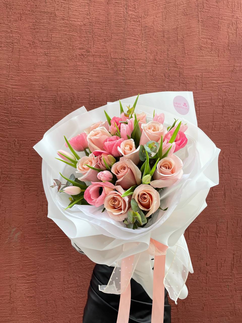 Букет "Эллада" из анемонов, роз и тюльпанов