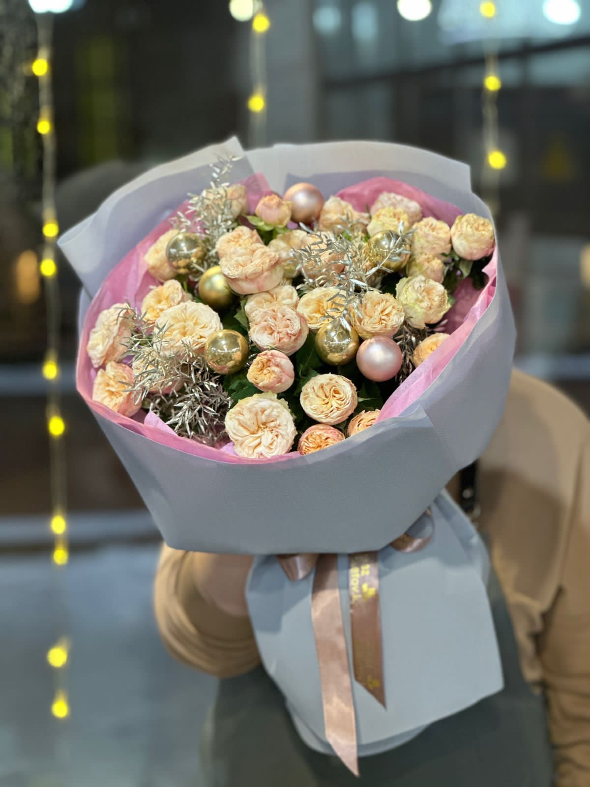 Букет "Emilio" из спрей роз с игрушками