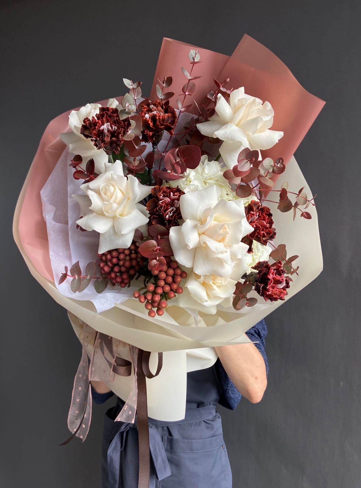 Композиция "Акира" из роз, гвоздик, гортензии и брунии