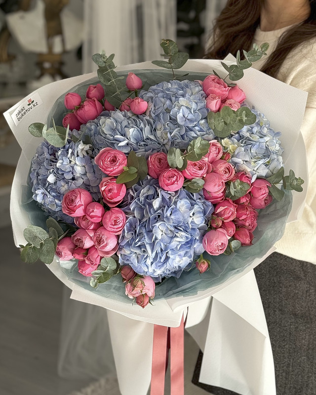 Букет "Сюр L" из гортензий из  пионовидных спрей роз