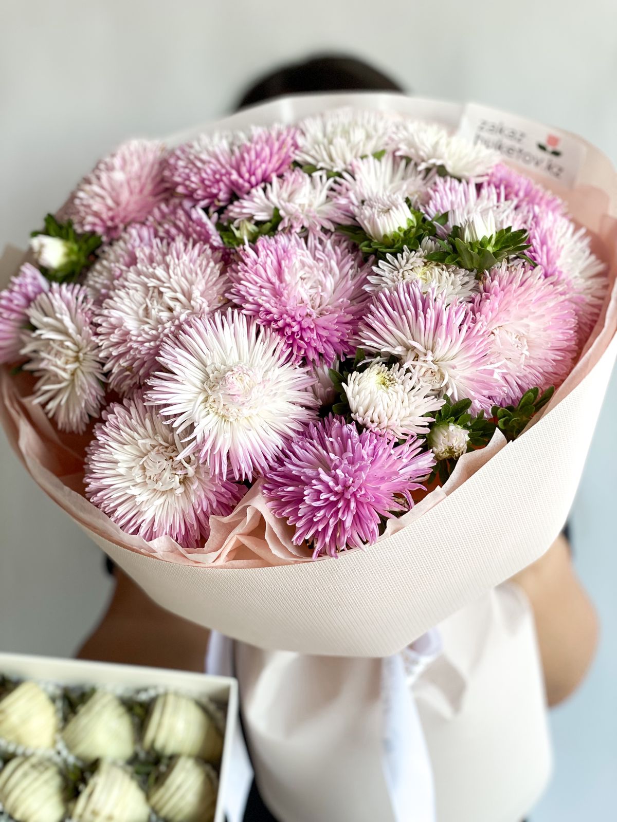 Сет 'Schoolastic' букет астр и фрукты в шоколаде