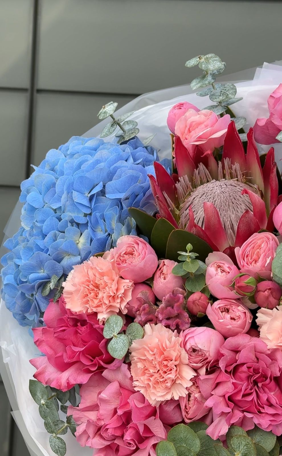 Букет "Скайлер" из гортензий, гвоздик, роз и протеи