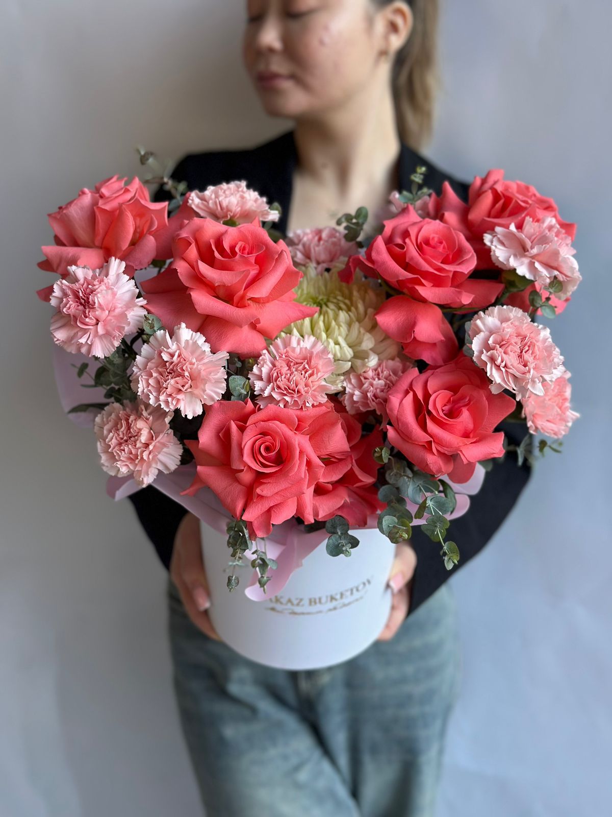 Композиция "Ароматные тайны" из хризантемы, гвоздик и роз