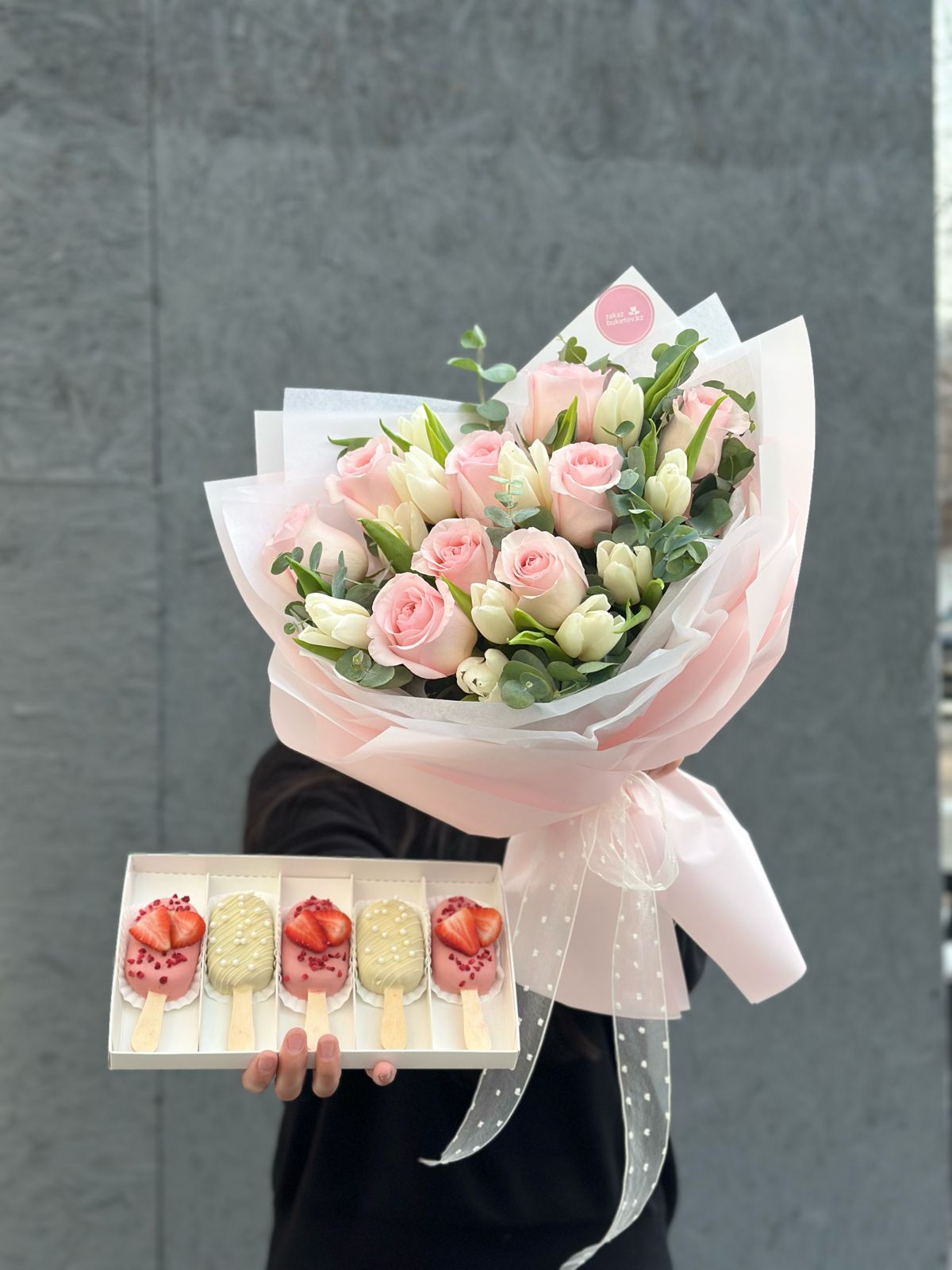 Сет "Первая любовь" букет с розами и тюльпанами и пирожные