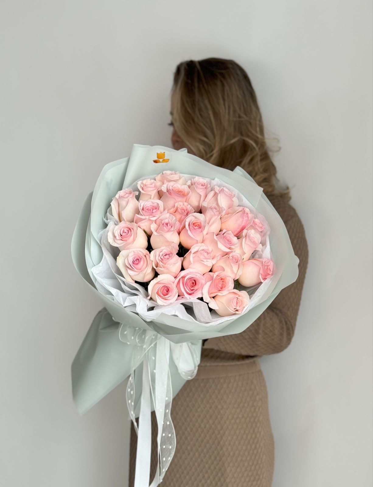 25 нежных розовых голландских роз