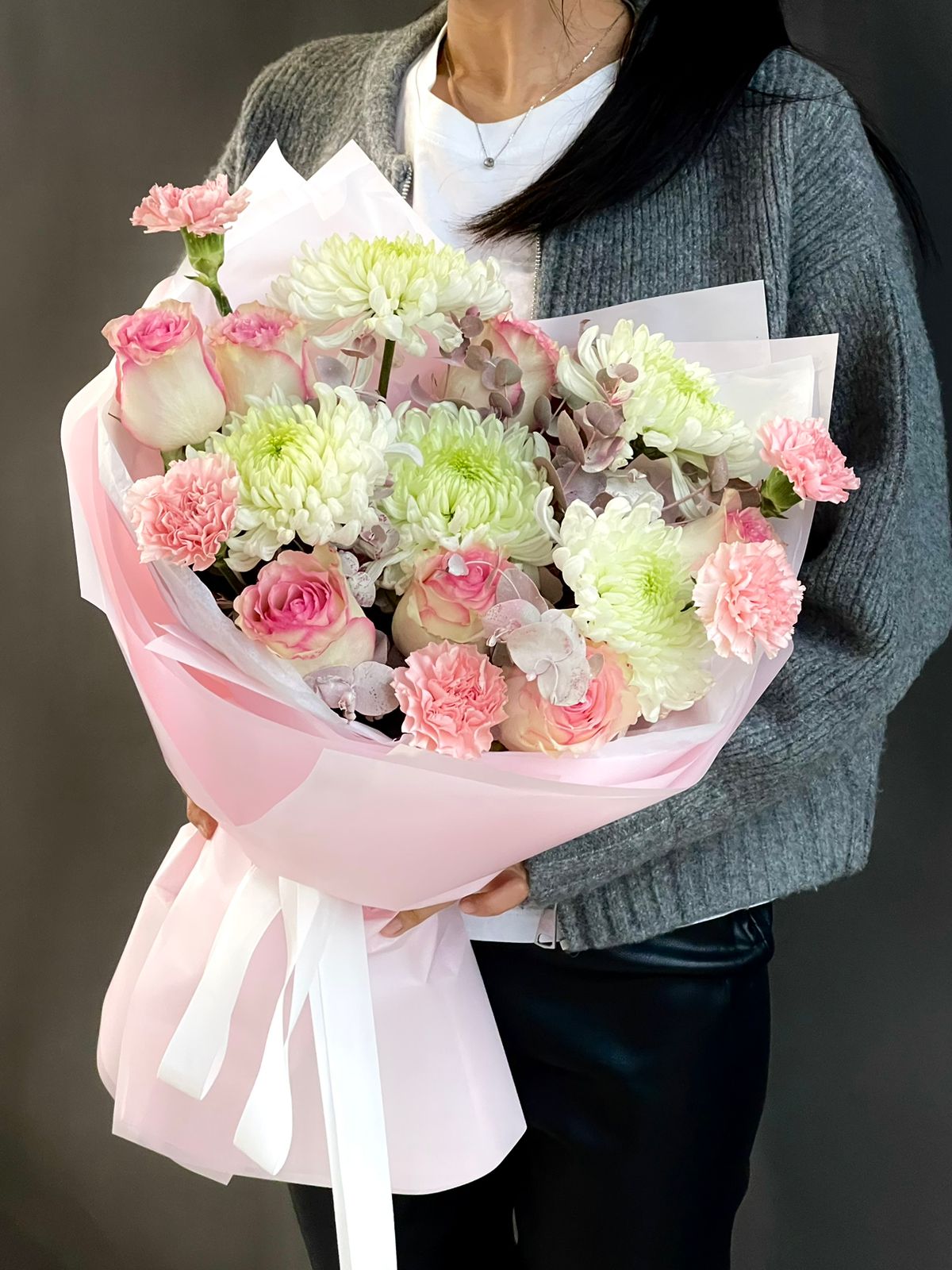 Композиция "Романтический вечер" из гвоздик, роз и хризантем