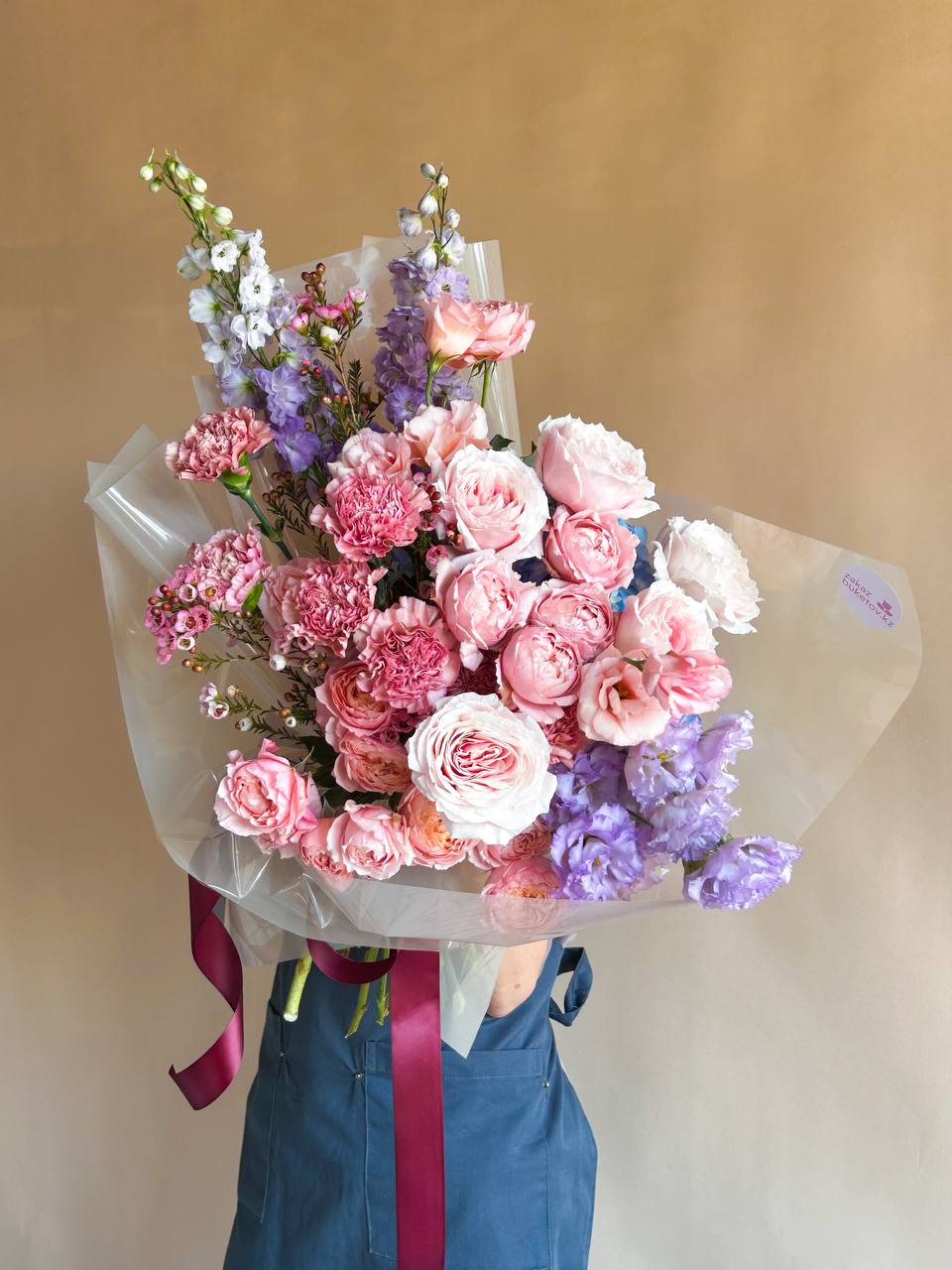 Букет "Герцогиня" из лизиантуса, дельфиниума, гвоздики и роз