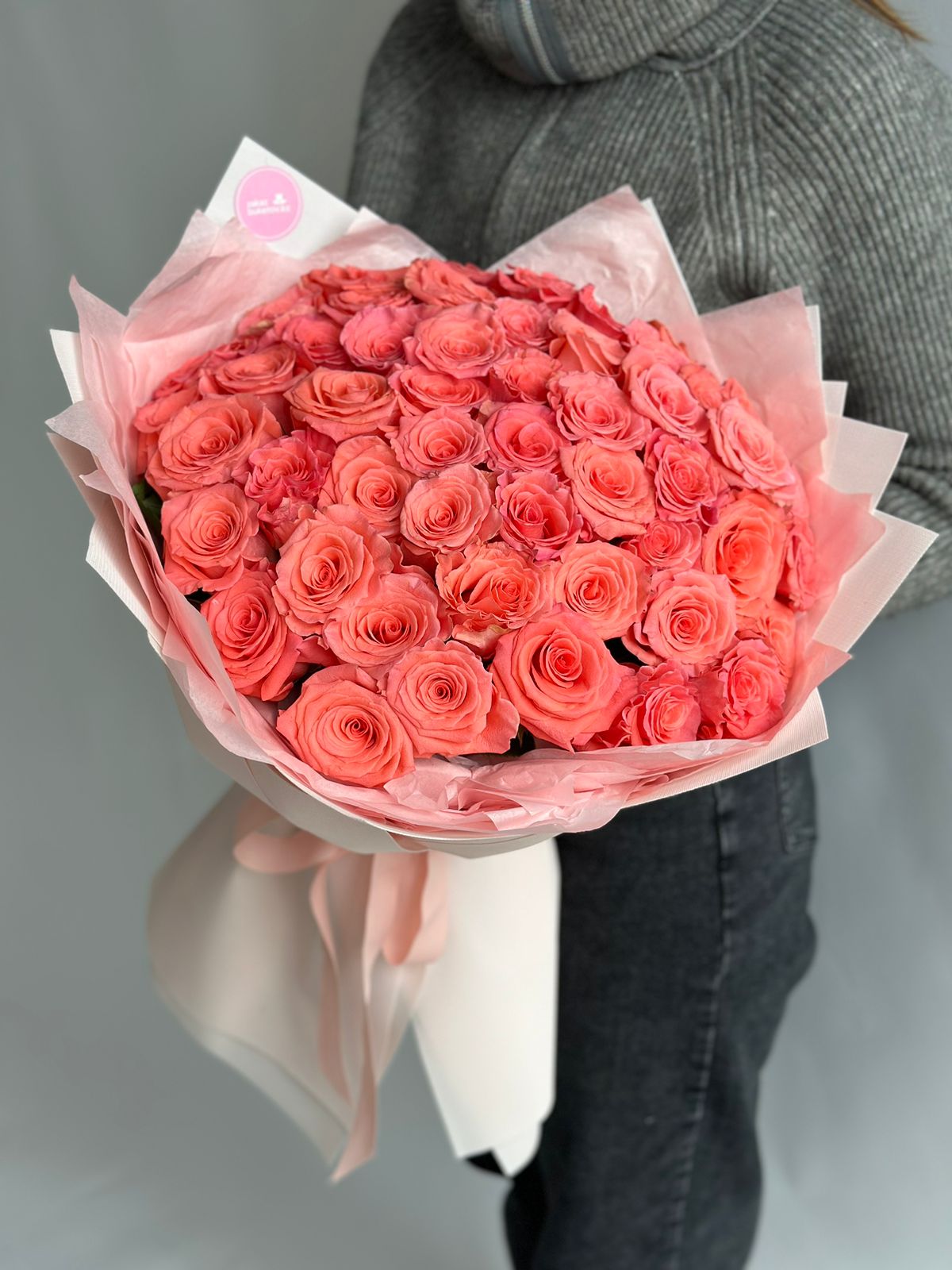 Букет из 51 коралловой розы в оформлении