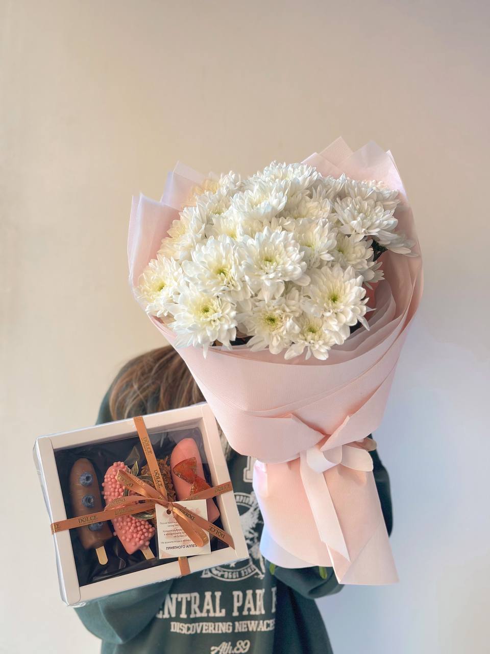 Сет "Мелинда" из моно букета хризантем и коробочки бананов в шоколаде