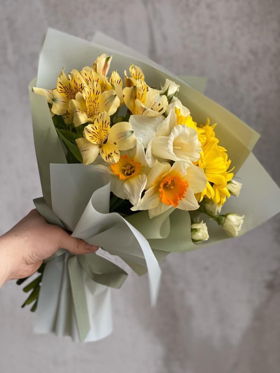 SPRING 9.0 букет из нарциссов и альстромерий