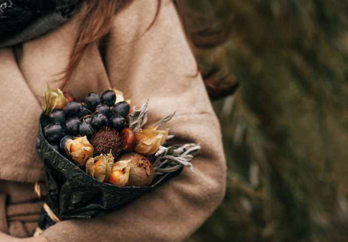 Съедобный букет "Виноградный пунш" с виноградом и физалисом