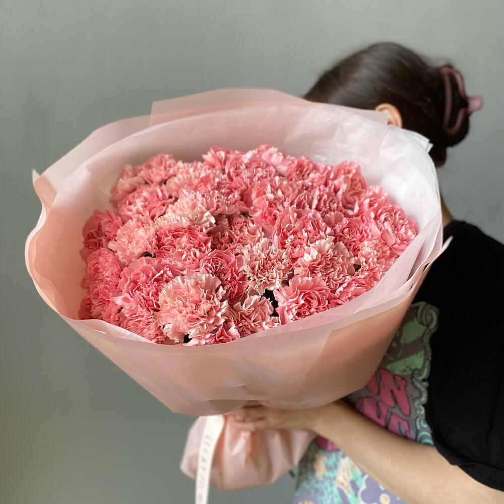 Букет из 35 гвоздик в оформлении