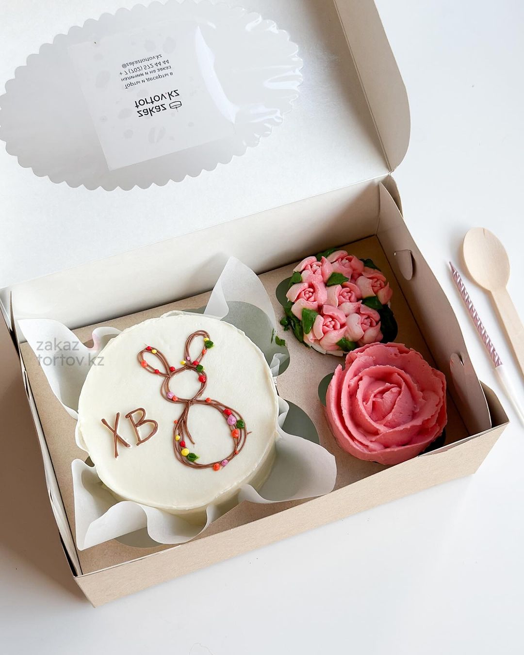 Бенто и 2 капкейка пасхальные