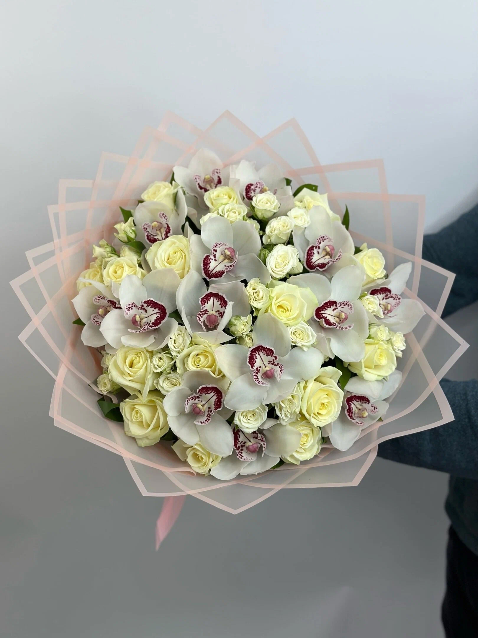 Букет "Нежное утро" из роз и орхидей