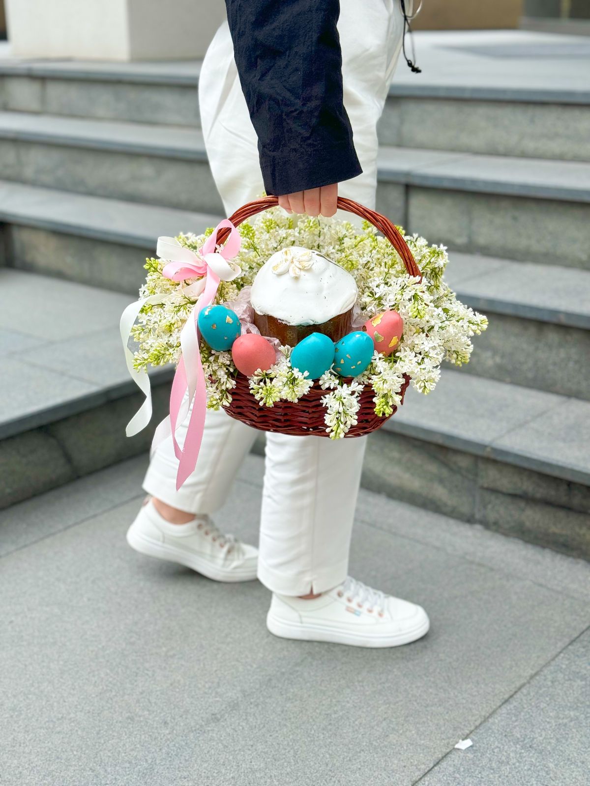 Композиция "Светлая Пасха" 1.0 из сирени и пасхи в корзине