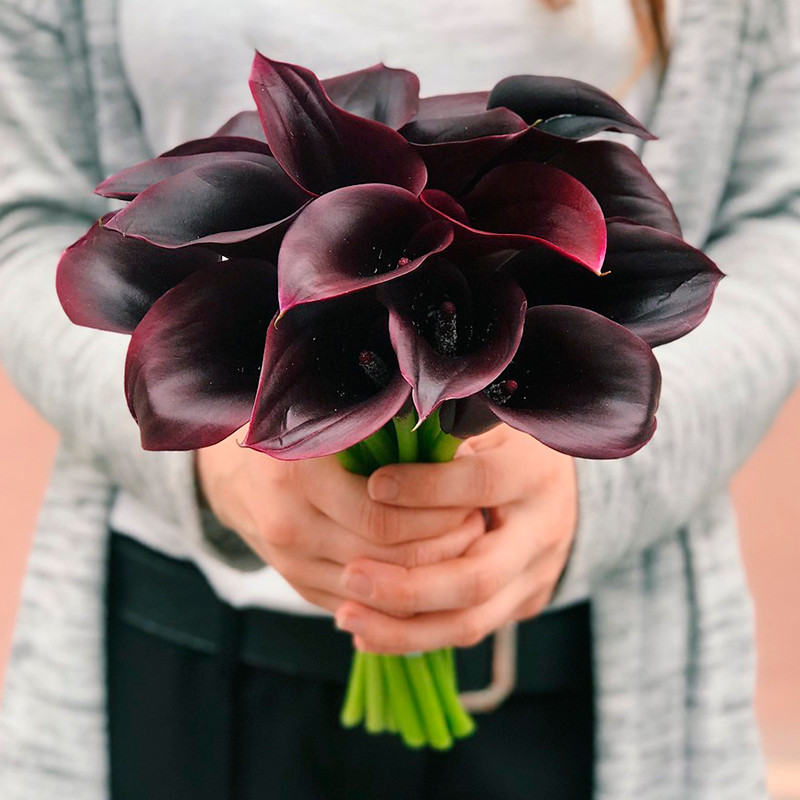 Букет невесты из 25 черных калл