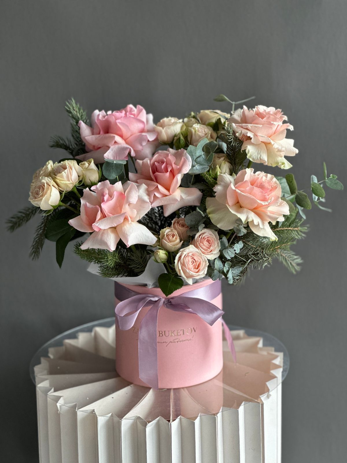 Композиция "Ласковый Зефир" из роз и нобилиса в коробке