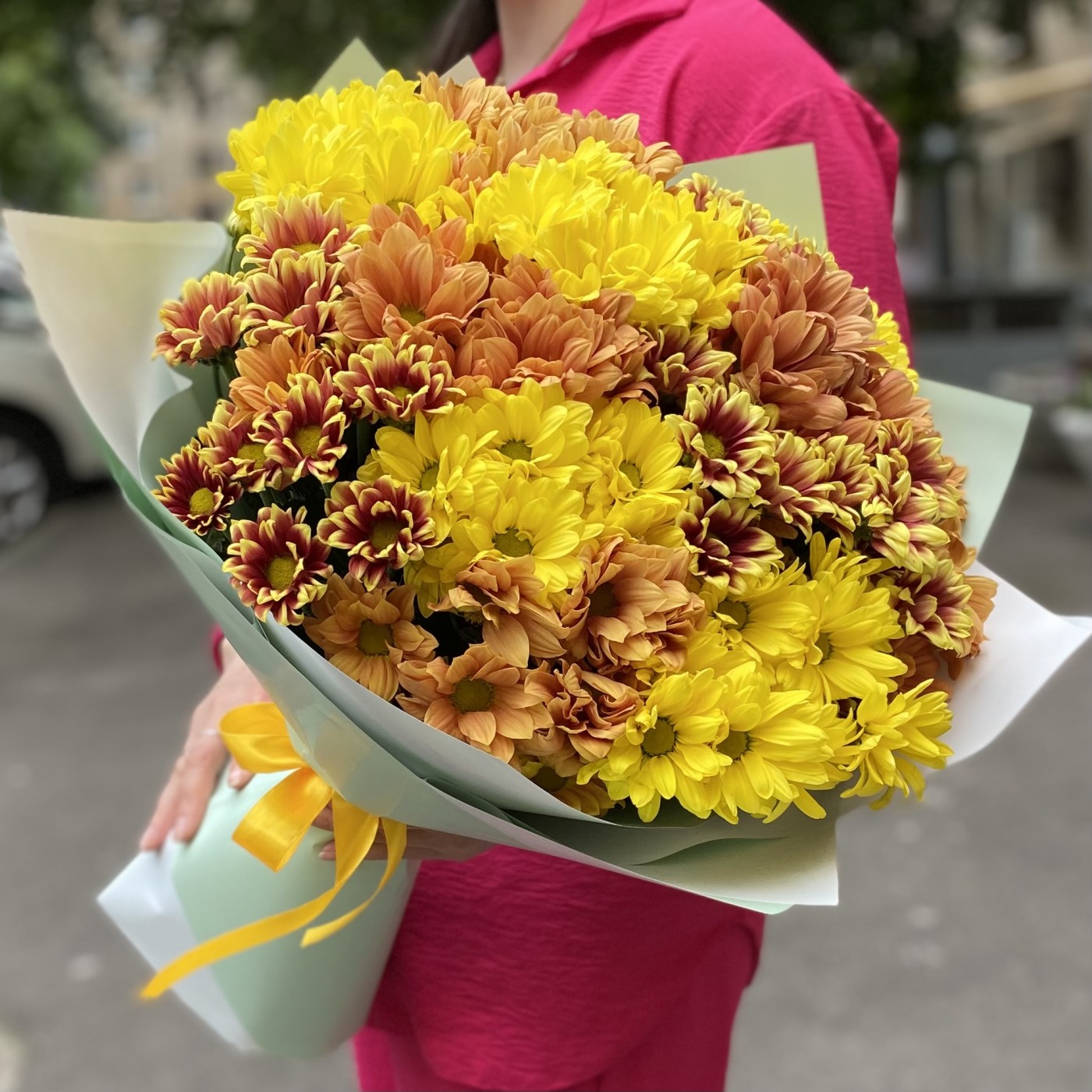 Букет из 15 оранжевых ромашковидных кустовых хризантем 