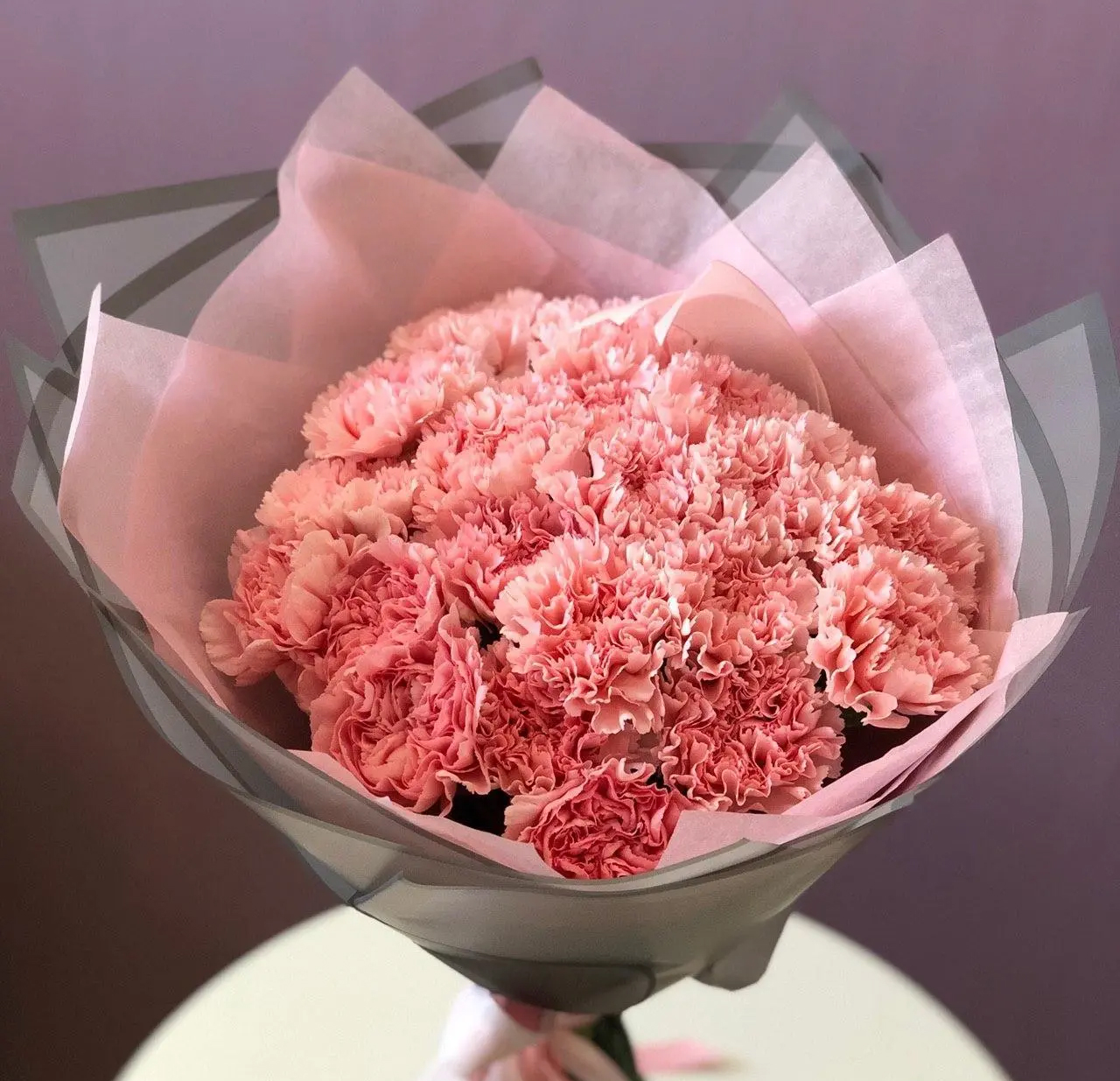 Букет из 35 розовых гвоздик в оформлении