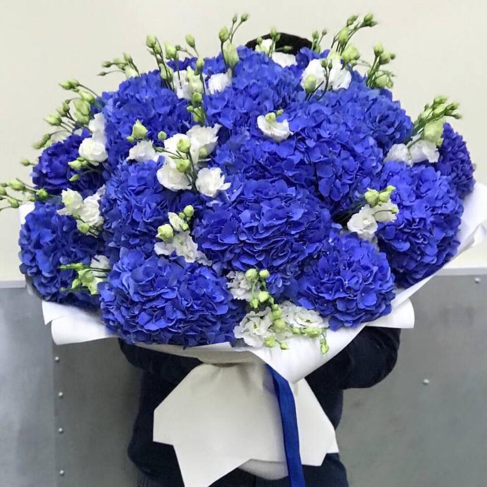 Букет "Блюмарин" из гортензий и лизиантуса