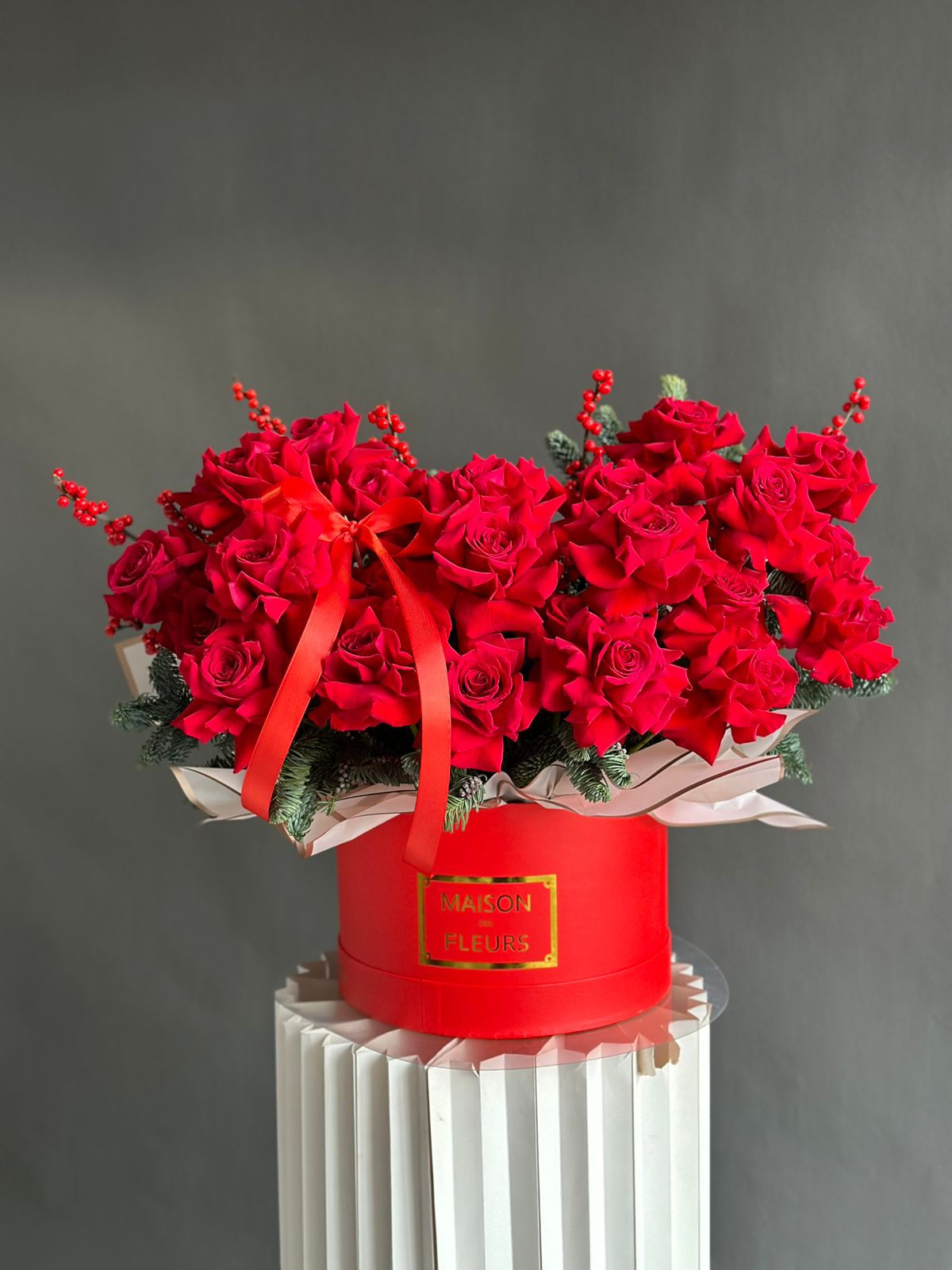 Композиция "Red Aurora" из красных роз, нобилиса и илекса в коробке