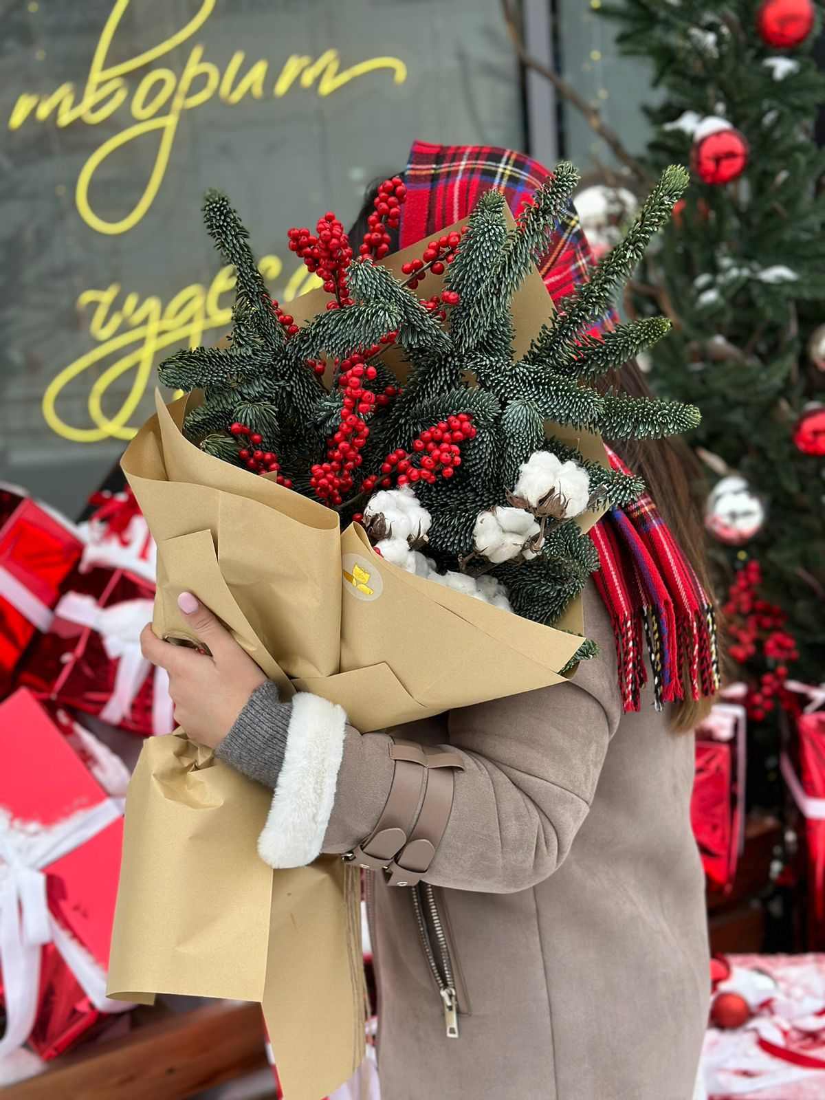 Композиция "Winter Treasures" из нобилиса, илекса и хлопка