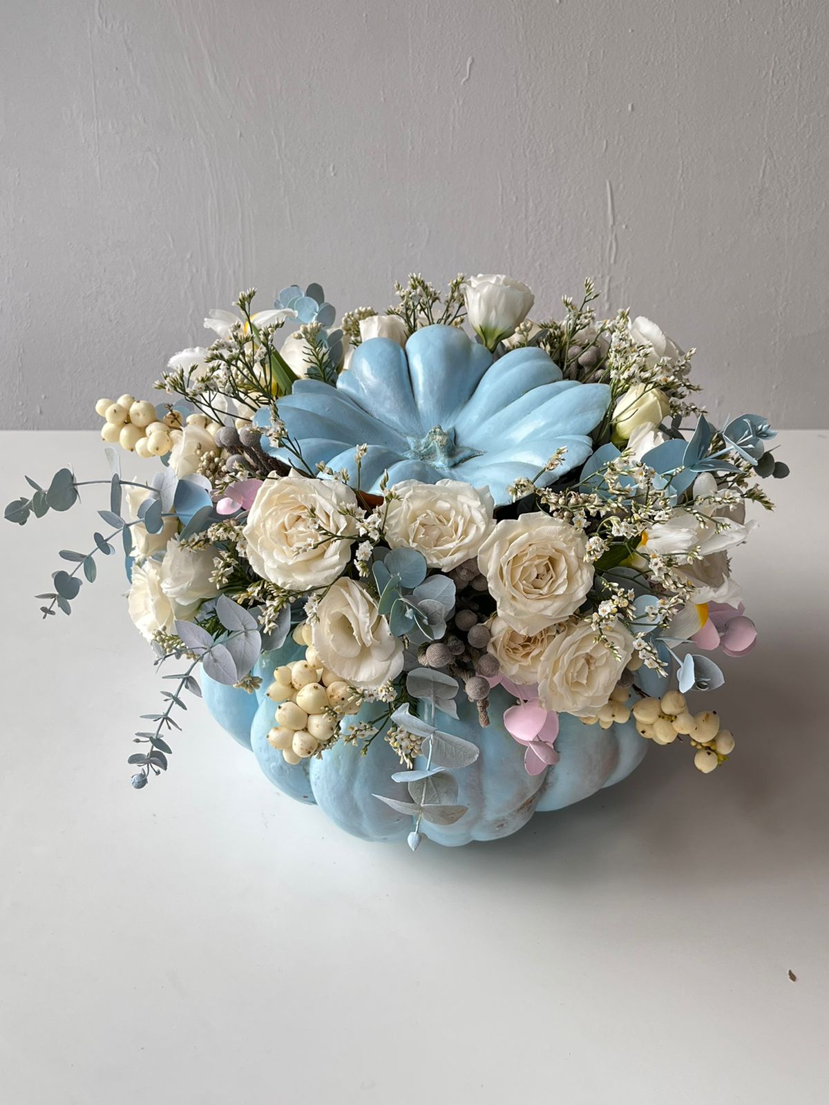 Композиция в тыкве "Тахмина" из роз, лизиантусов и ирисов