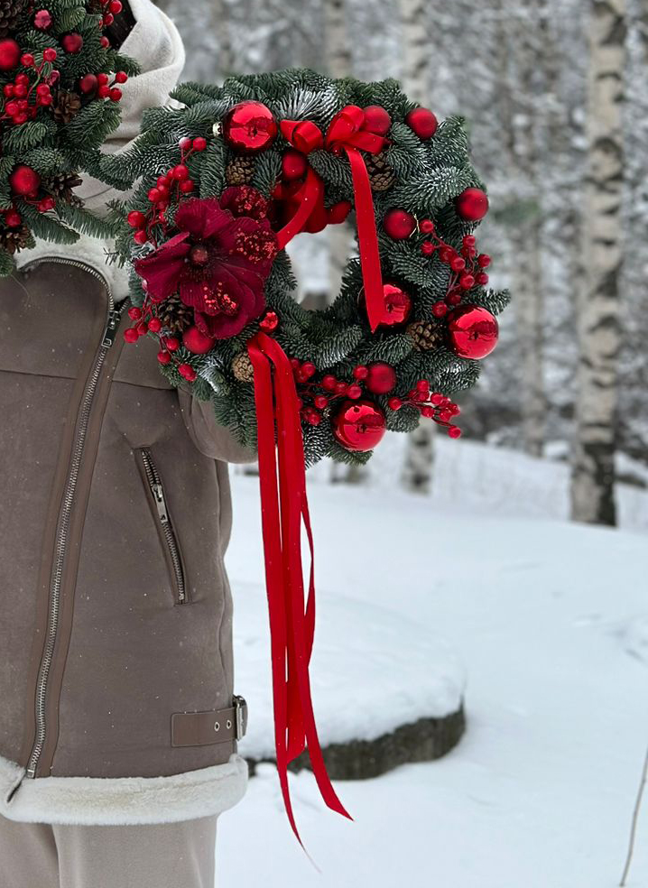 Венок "Evergreen" S из нобилиса, шариков, шишке  ягод