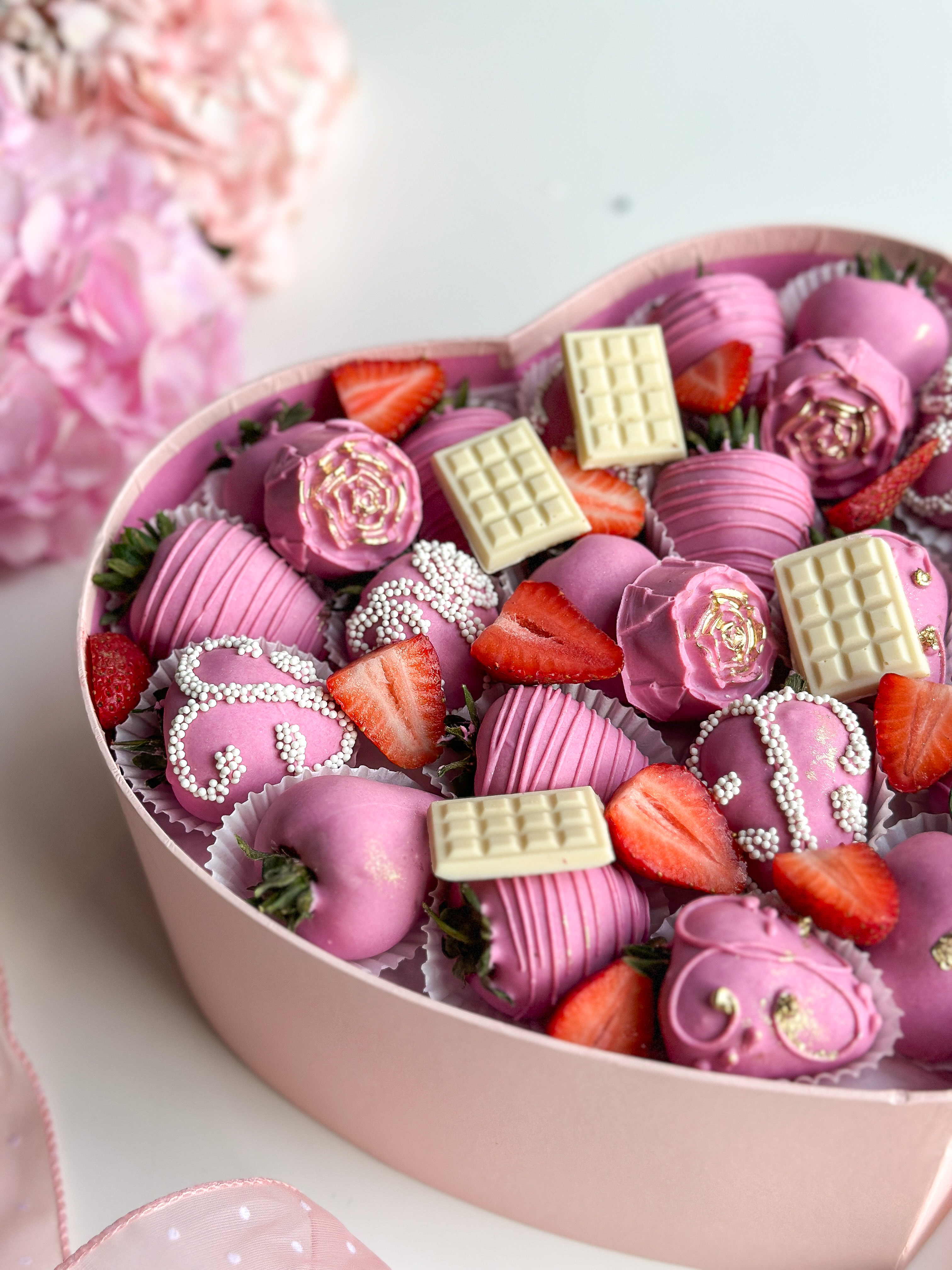 Клубничный бокс "Бабочки в животе" с клубникой в шоколаде и мини шоколадками